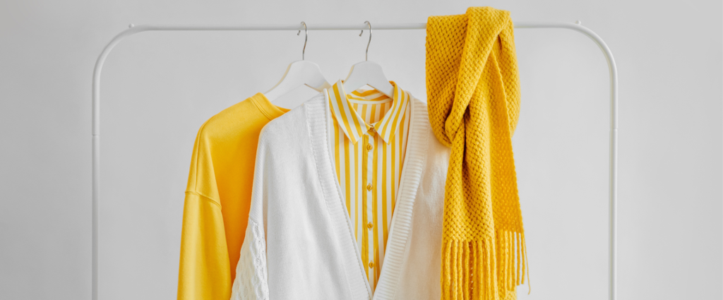 Jak kupować mniej ubrań i opanować chaos w szafie? Moda kapsułowa